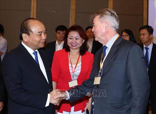 阮春福与与会代表交谈。图自越通社 阮春福与与会代表交谈。图自越通社