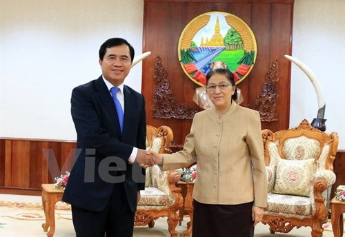 越南建设部副部长黎光雄（左）与老挝国会主席巴妮·亚托杜（右）（图片来源：越通社）