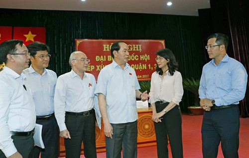 越南国家主席陈大光接触胡志明市选民。(图片来源:越通社) 越南国家主席陈大光接触胡志明市选民。(图片来源:越通社)