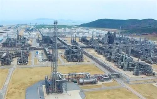 宜山炼油厂。图自越通社