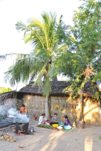 高棉族人包圆柱形粽子,为迎新年做准备 高棉族人包圆柱形粽子,为迎新年做准备