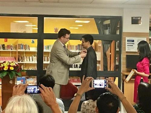 越南籍阮日英（右）荣获法国政府艺术与文学骑士勋章 图自因特网