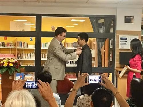 越南籍阮日英（右）荣获法国政府艺术与文学骑士勋章 图自因特网