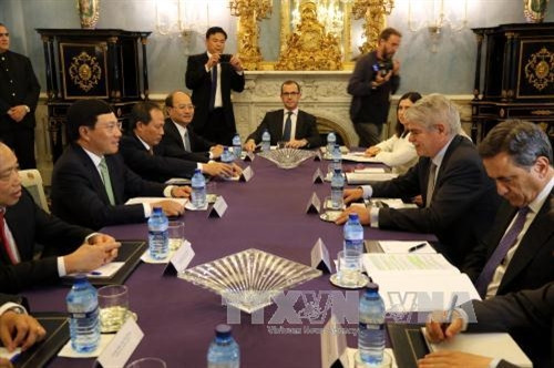 越南政府副总理兼外交部长范平明(左)与葡萄牙外交部长奥古斯托·桑托斯·席尔瓦举行会谈。 越南政府副总理兼外交部长范平明(左)与葡萄牙外交部长奥古斯托·桑托斯·席尔瓦举行会谈。