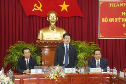 越共中央委员、中央组织部副部长梅文正在会议上发表讲话。（图片来源：越通社）