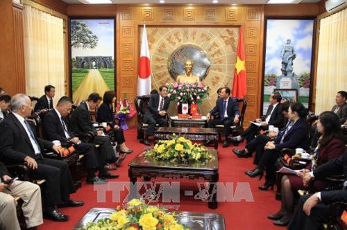 日本驻越南大使梅田邦夫与清化省省委书记杜文战举行工作交谈。（图片来源：越通社）