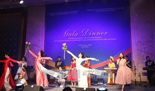 2017年韩国越南文化旅游节期间的文艺表演节目。(图片来源:越通社) 2017年韩国越南文化旅游节期间的文艺表演节目。(图片来源:越通社)