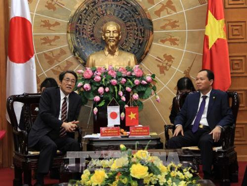 日本驻越南大使梅田邦夫与清化省省委书记杜文战（图右）。（图片来源：越通社）