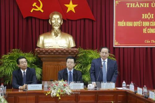 芹苴市委副书记范家足在会议上发表讲话。（图片来源：越通社）