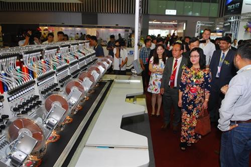 400多家企业参加2017年越南国际纺织面料及服装辅料展。（图片来源：越通社）