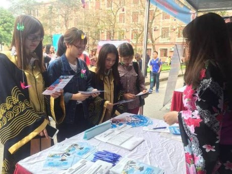 大学生们了解就业信息。（图片来源：因特网）