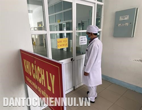 向前往老街省兴盛综合医院看病的群众免费发放医用口罩和消毒液 。记者 国庆 摄 钱江省学校暂停上课，并在各所院校喷消毒液。记者 南泰 摄 宁顺省综合医院设置隔离区，收治新冠肺炎疑似病例。记者 功暑 摄 马鹿塘口岸官兵向莱州省封土县马离庯乡雄鹏村寨少数民族发放3500只口罩。记者 贵忠 摄