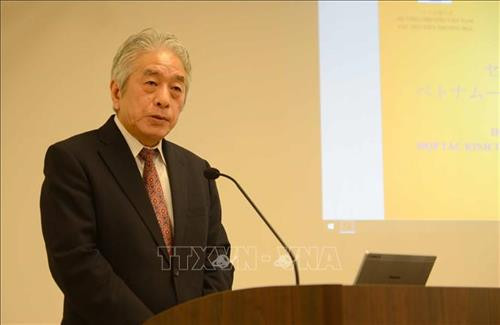日本-东盟中心秘书长Masataka Fujita在研讨会上发言。图自越通社