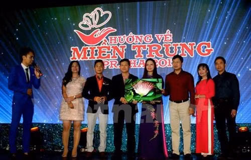 “心系越南中部”音乐晚会在捷克举行。(图片来源:越通社) “心系越南中部”音乐晚会在捷克举行。(图片来源:越通社)