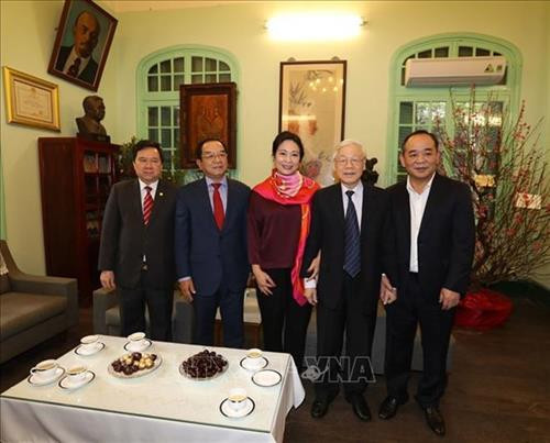 越共中央总书记、国家主席阮富仲与已故越共中央总书记黎笋家属合影。越通社记者 智勇 摄