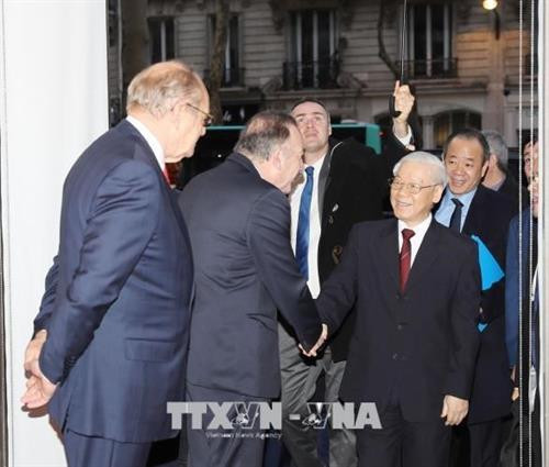 法国雇主协会主席迎接越共中央总书记阮富仲。越通社记者 志勇 摄 法国雇主协会主席迎接越共中央总书记阮富仲。越通社记者 志勇 摄