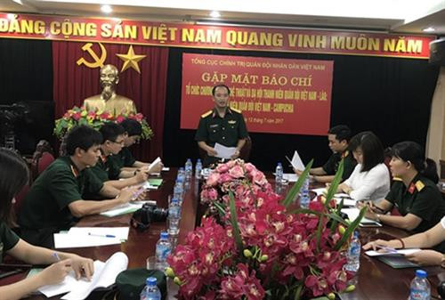 越南人民军总政治局军队青年委员会主任丁国雄上校在新闻发布会上发表讲话。（图片来源：因特网）