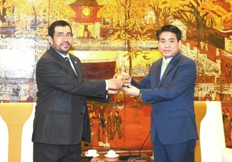 河内市人民委员会主席阮德钟（右）与阿曼驻越大使苏丹·萨夫·马哈鲁奇（图片来源：因特网）