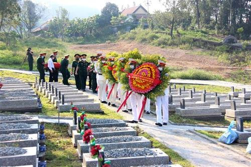 承天顺化省为15具在老挝牺牲的越南烈士遗骸举行追悼会和安葬仪式。图自越通社
