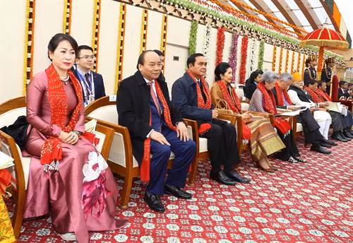 阮春福携夫人与各国领导人。（图片来源：越通社）