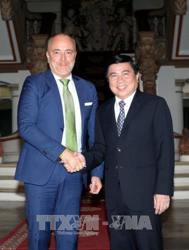 胡志明市人民委员会主席阮成锋与匈牙利外交与对外经济部副部长巴斯。（图片来源：越通社）