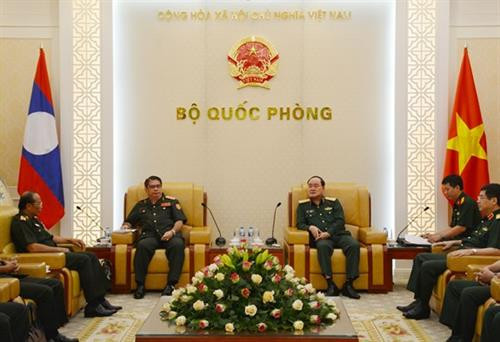越南国防部副部长陈单上将会见老挝人民军计划财务局副局长西萨万。（图片来源：人民军报）