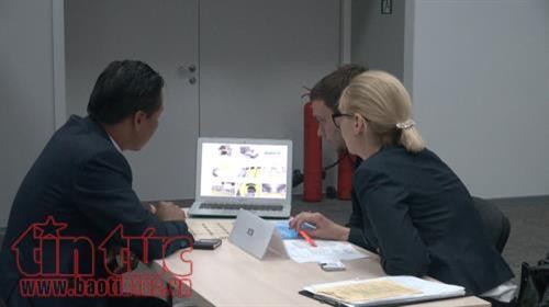 越南与俄罗斯企业代表交谈。（图片来源：http://baotintuc.vn）