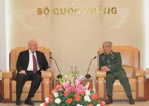 越南国防部副部长会见俄罗斯驻越大使 图自越通社