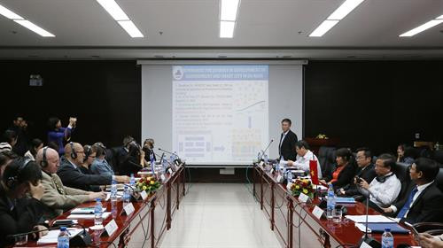 岘港市人民委员会副主席胡旗明在会上发言。（图片来源：越通社）