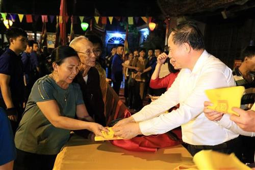 9月14日晚,2019年昆山—劫泊秋季庙会组委会举行劫泊庙开印仪式。图自越通社 9月14日晚,2019年昆山—劫泊秋季庙会组委会举行劫泊庙开印仪式。图自越通社