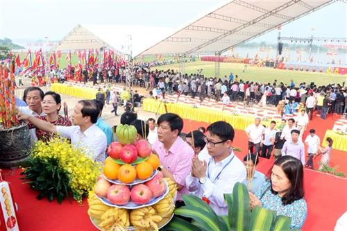 各代表上香缅怀越南民族英雄兴道大王陈国俊。图自越通社 各代表上香缅怀越南民族英雄兴道大王陈国俊。图自越通社