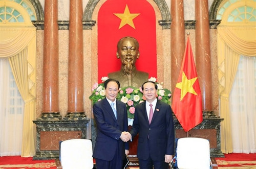 越南国家主席陈大光（右）会见新华社社长蔡名照。（图片来源：越通社