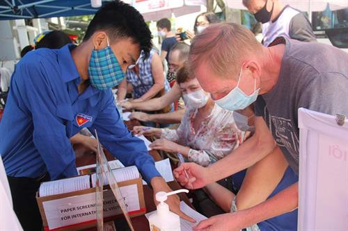 附图:旅客要填写健康申报表。图自互联网 附图:旅客要填写健康申报表。图自互联网