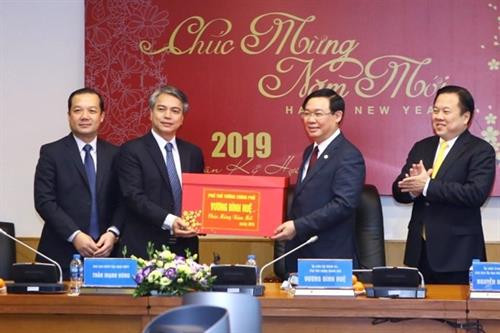 王廷惠探访越南邮政与电信集团。（图片来源：越通社）