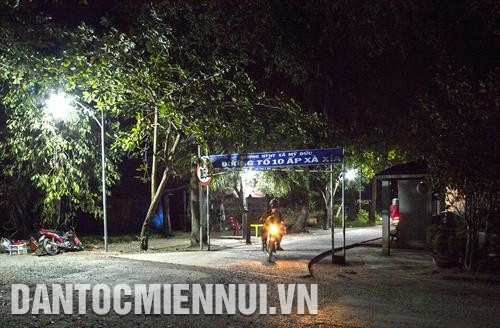 安装照明系统的公路全长1100米。照明时间从18时30分到后天上午6时。记者 越红 摄 未来时间，河仙国际口岸边防哨所将继续动员各种资金来源来实现更多边境地区道路照明系统。记者 越红 摄