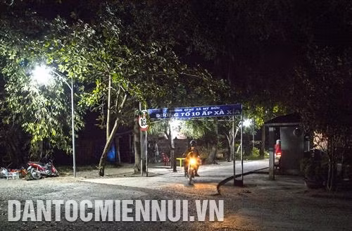 安装照明系统的公路全长1100米。照明时间从18时30分到后天上午6时。记者 越红 摄 未来时间，河仙国际口岸边防哨所将继续动员各种资金来源来实现更多边境地区道路照明系统。记者 越红 摄