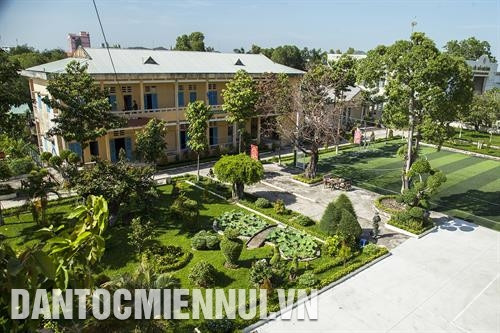 安装照明系统的公路全长1100米。照明时间从18时30分到后天上午6时。记者 越红 摄 未来时间，河仙国际口岸边防哨所将继续动员各种资金来源来实现更多边境地区道路照明系统。记者 越红 摄