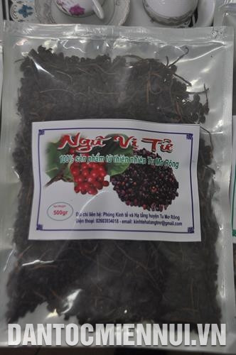 当归人参产品。 土人参产品。 都莫龙县各种药材产品。图为 五味子产品。记者 文芳 摄