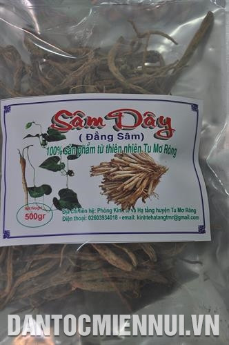 当归人参产品。 土人参产品。 都莫龙县各种药材产品。图为 五味子产品。记者 文芳 摄