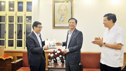 广宁省委书记阮文读向投资商赠送纪念品。（图片来源：广宁省政府门户报网）