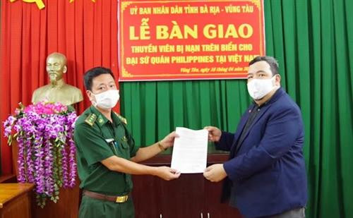 巴地头顿省向菲律宾驻胡志明市总领事馆移交海上遇险的菲律宾船员。图自互联网