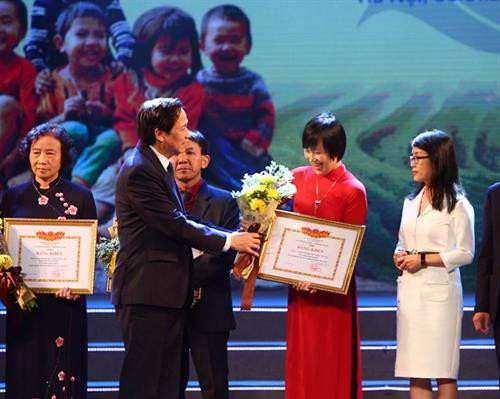 劳动荣军与社会部领导向在2018年儿童保护和照顾工作中取得优异成绩的13个单位和个人授予奖状。图自越通社