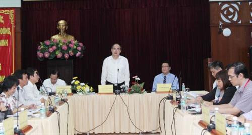 胡志明市市委书记阮善仁同胡志明市高科技管理委员会和该园区部分企业举行工作会谈。（图片来源：因特网）