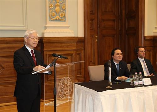 阮富仲在会上发表讲话。图自越通社 阮富仲在会上发表讲话。图自越通社