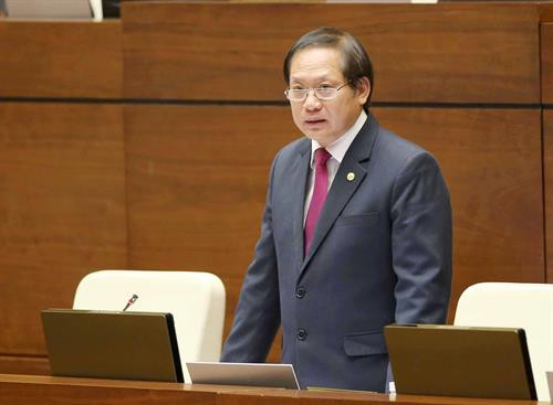 通信传媒部部长张明俊接受国会代表的质询。（图片来源：越通社）