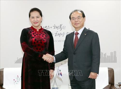 阮氏金银（左）会见韩国釜山市市长吴巨敦。 图自越通社