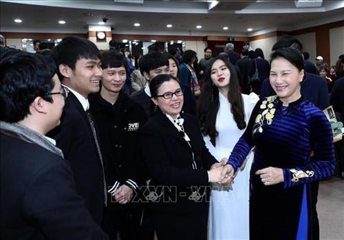 越南国会主席阮氏金银与在韩国釜庆国立大学就读的越南学生进行交流。 图自越通社