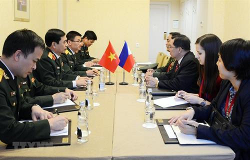 潘文江上将会见菲律宾国防部副部长陆纳。图自https://vietnamplus.vn