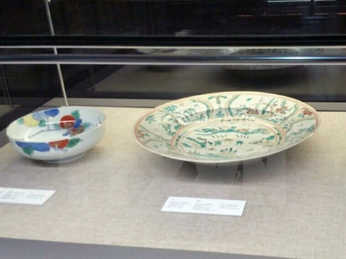 展会上展示的日本瓷器（图片来源：越通社）