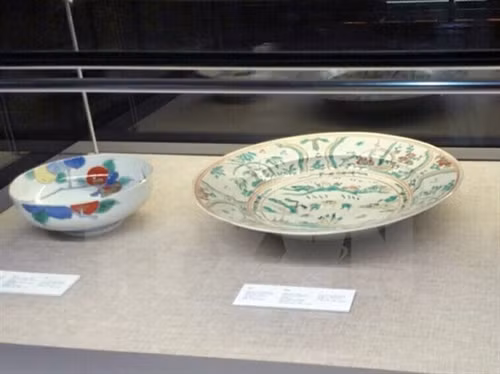 展会上展示的日本瓷器（图片来源：越通社）